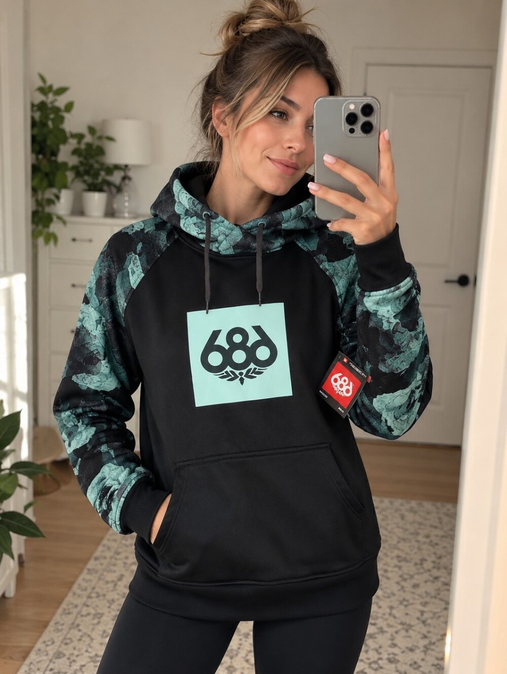 686 Women’s Snowboard Hoodie Tailored Fit Black Floral Size M